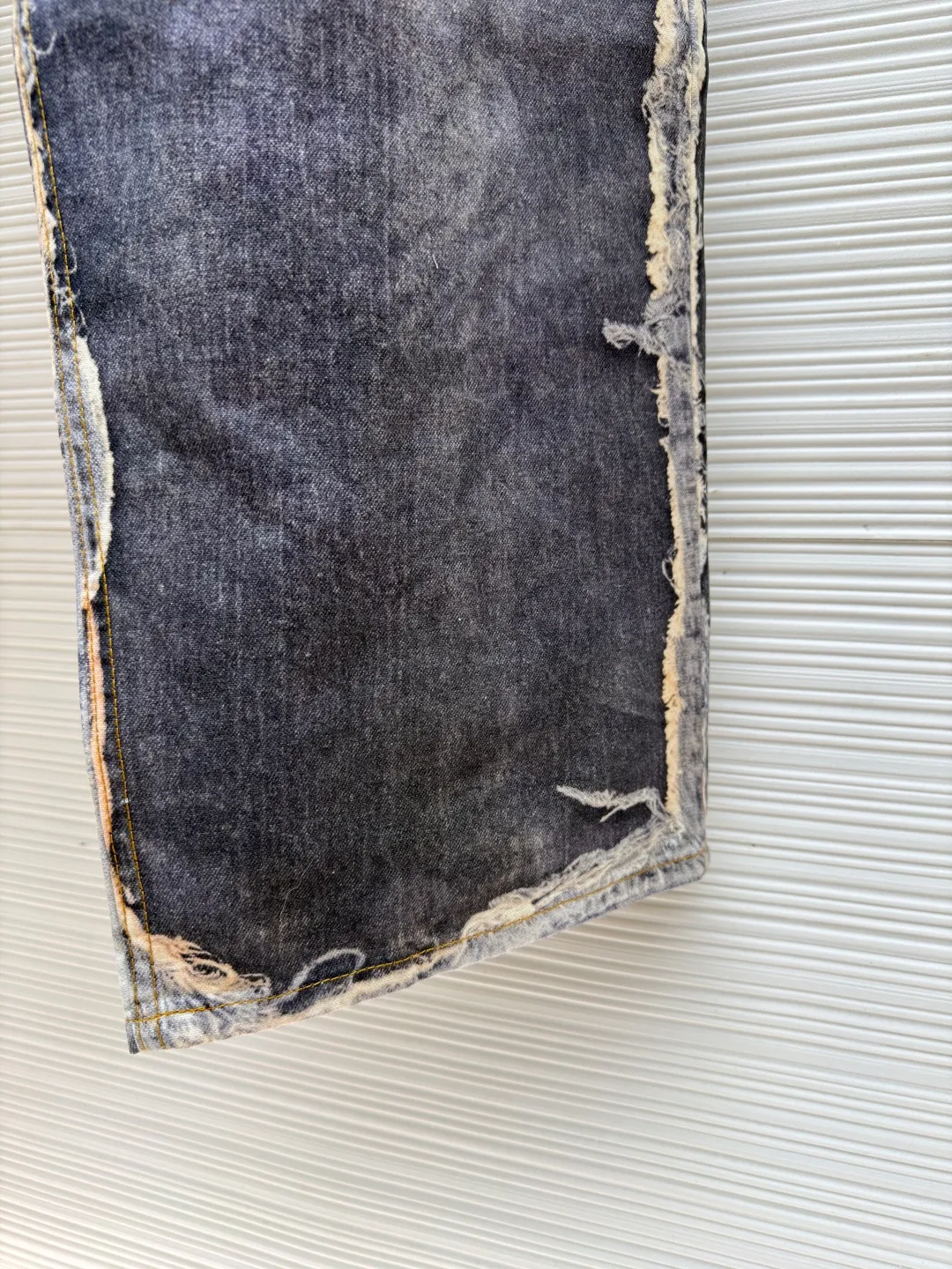 Acne Studios Destroy Illusion Print Jeans ●Item No.: 1681535-A85 ●Material: Denim Fabric ●Technology: 3D Printing ●Color: Distressed Blue ●Version: Loose Fit ●Weight: About 700g ●Size: XS-S-M-L-XL-XXL ●Description: The denim damage texture and knife damage on the surface are all presented by the printing process, which is very realistic. It is printed using customized 360G pure cotton off-white pique cloth. The fabric is delicate and red, with seasonal trompe l'oeil visual printing. Inkjet pigments and dirty mineral tones are used, and the layout is laser cut. Each piece is separated efficiently and accurately, and is then hand-ironed, cut and sewn. The waist and trousers pattern data are synchronized and restored to be consistent. The overall pattern fits the Asian figure better than the previous baggy, with just the right foot circumference but not easy to step on the heel. The 3D cold transfer printing process is used to ensure that the denim fabric is It has the same texture and feel as traditional denim. We use 3D printing technology to restore the original color saturation and accurately control the thickness and texture of the denim fabric. We use an advanced 3D printer to print the denim fabric layer by layer until the entire part is completed. Each piece is cut into high-definition pieces using laser cutting through typesetting. Accurate separation, after ironing, cutting, sewing and other processes, the parts are assembled into a complete denim item. The whole piece is cut and then accurately printed and sewn on each side. Every part is accurate to the millimeter level. The overall line of the landmark product is straight and delicate, the fabric is comfortable and soft, and the color is consistent without color difference. It can be matched with the same style to create a fashionable look, and can be used in various occasions. Customized accessories, complete with three standards, same style for men and women!